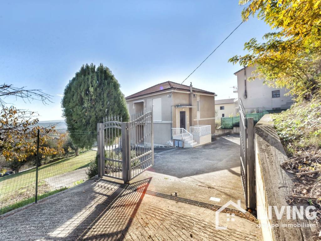 Casa indipendente a Città sant'angelo in Via Luigi Innamorati, 10 - Foto 2