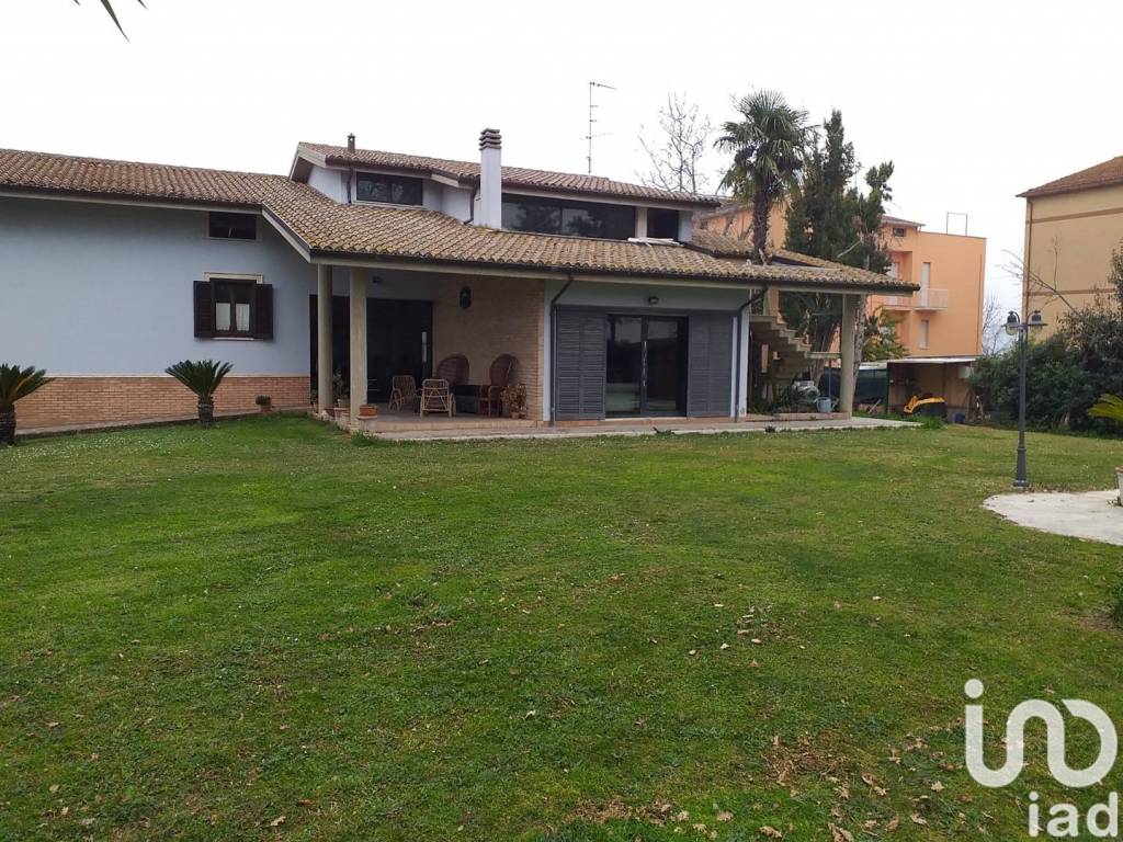 Villa a Mosciano sant'angelo in Via Pier Santi Mattarella, 0 - Foto 3