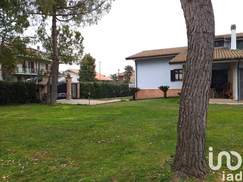 Villa a Mosciano sant'angelo in Via Pier Santi Mattarella, 0 - Foto 4
