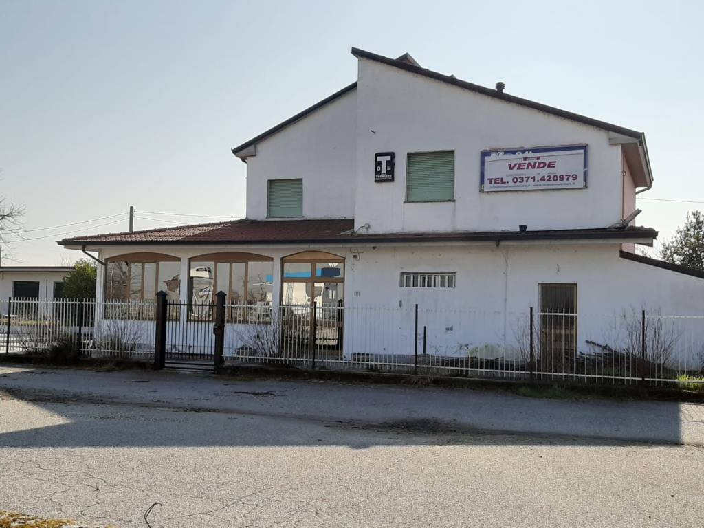 Villa a Crespiatica in Strada Statale 235 - Foto 2
