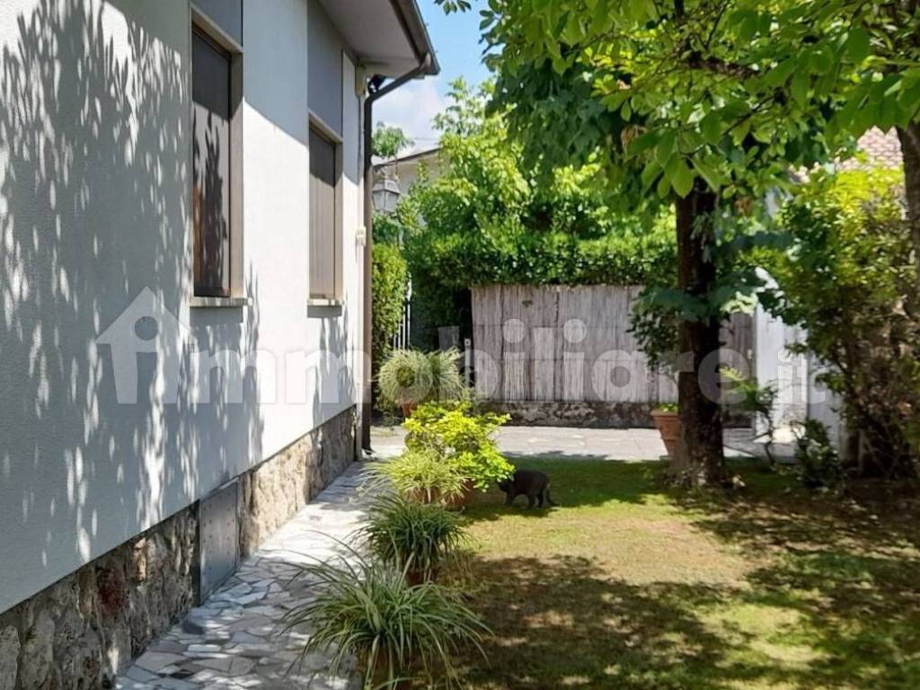 Villa a Forte dei marmi in Via Duca degli Abruzzi, 103 - Foto 2