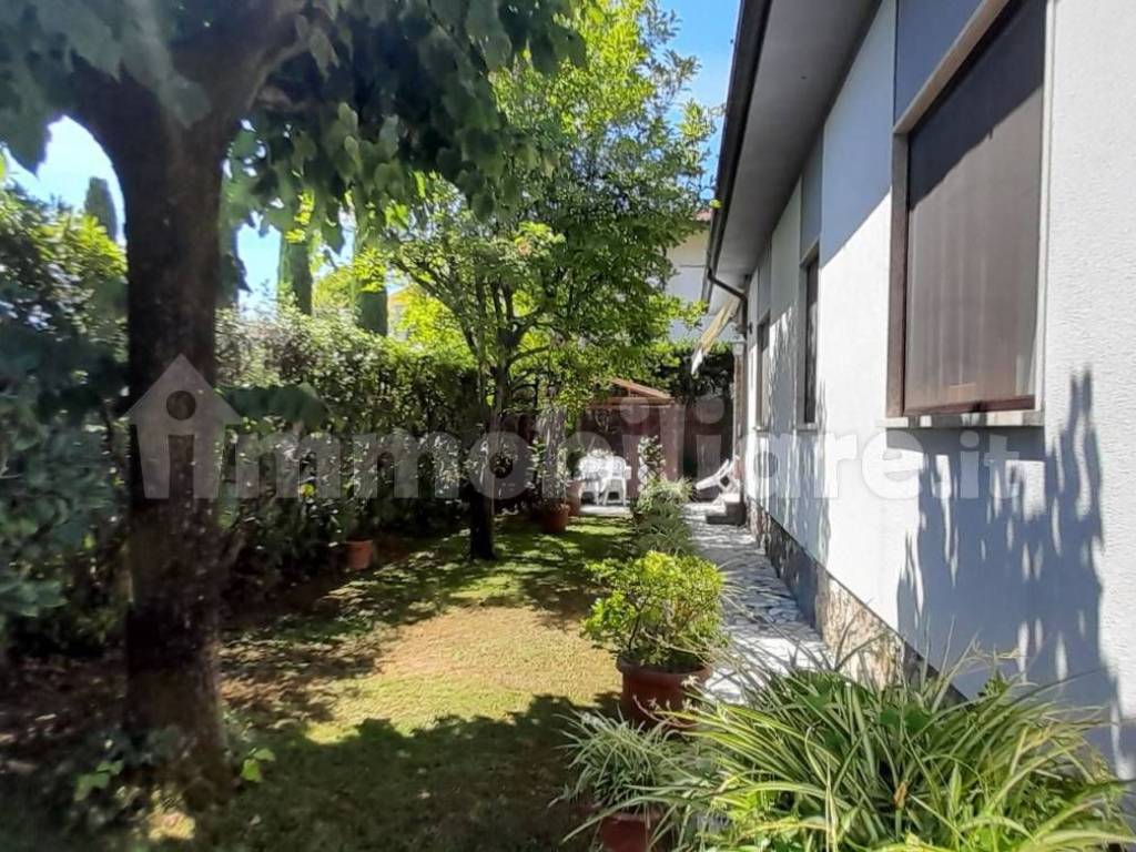 Villa a Forte dei marmi in Via Duca degli Abruzzi, 103 - Foto 3