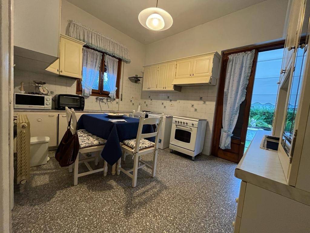 Villa a Forte dei marmi in Via Duca degli Abruzzi, 103 - Foto 4