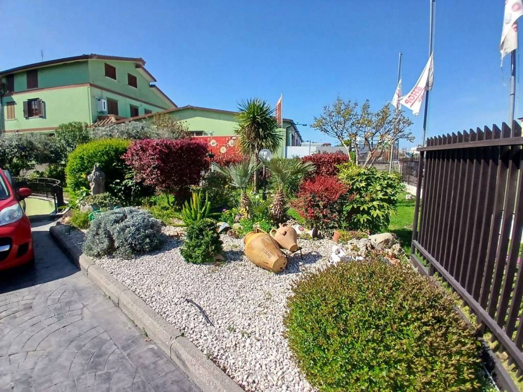 Palazzo / stabile a Aprilia in VIA CARROCETO, 228 - Foto 5