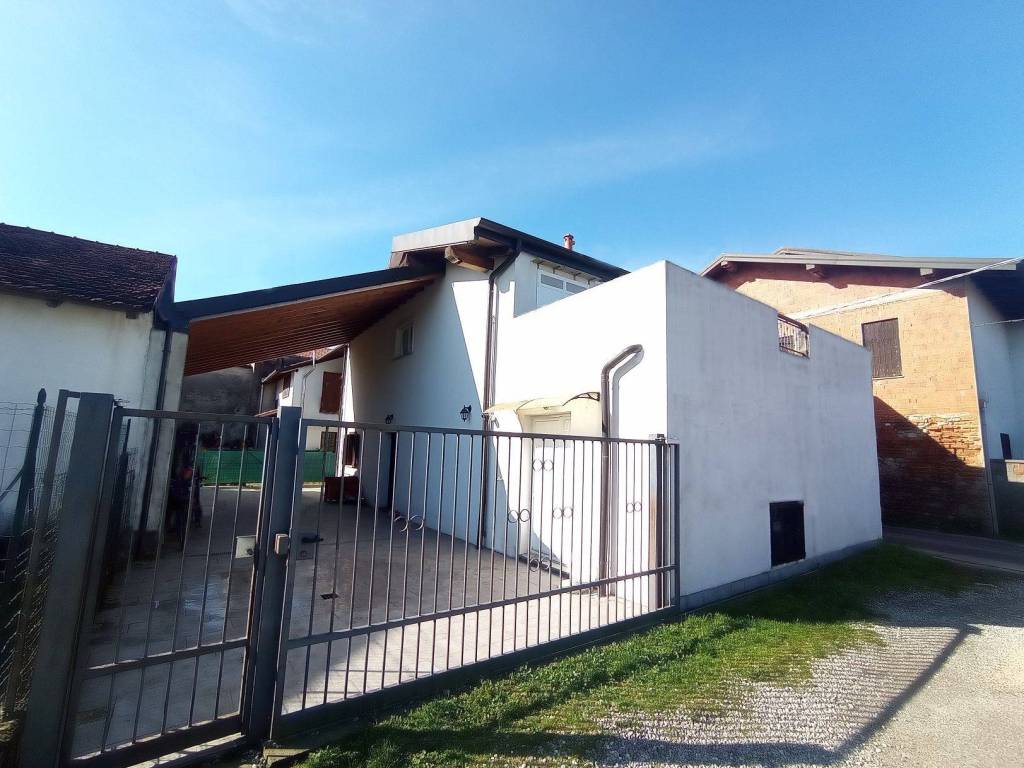 Villa a Oleggio in Via Santo Stefano, 119 - Foto 1