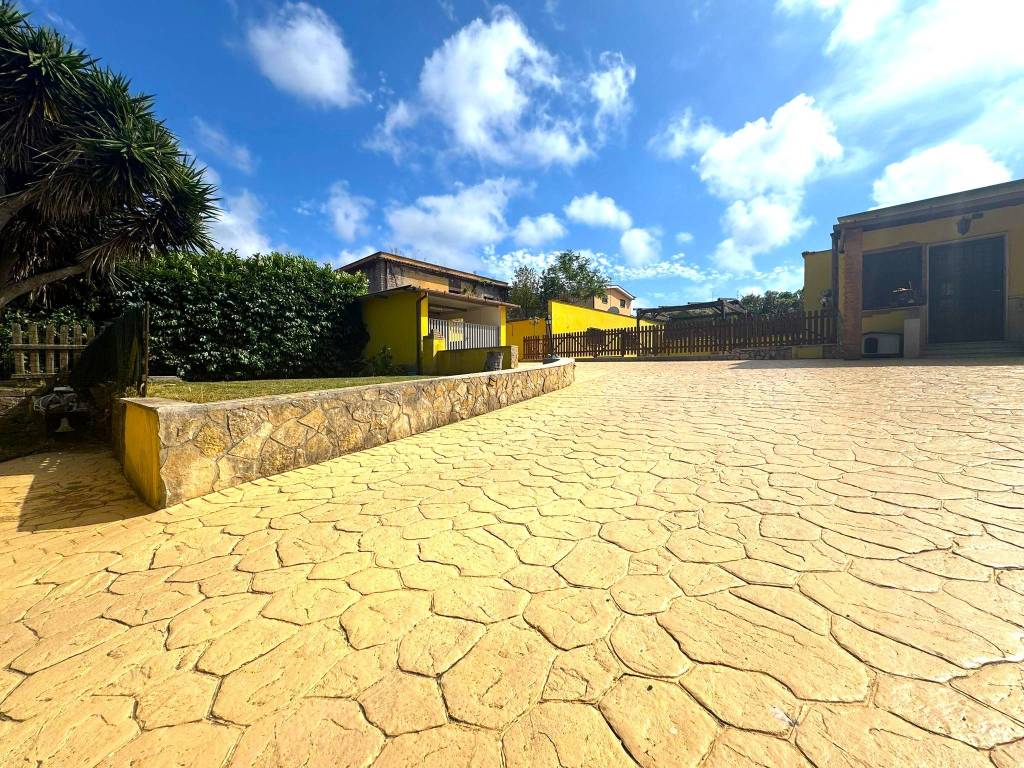 Villa a Aprilia in Via delle Capinere - Foto 2