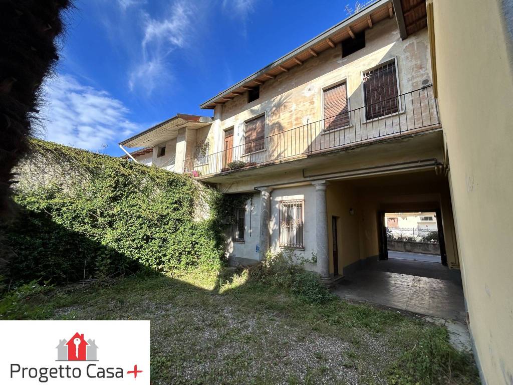 Palazzo / stabile a Carnago in Via Giuseppe Garibaldi, 5 - Foto 2