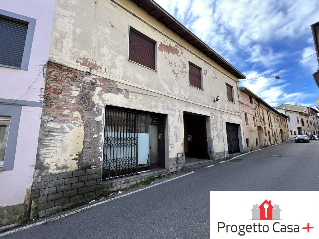 Palazzo / stabile a Carnago in Via Giuseppe Garibaldi, 5 - Foto 3