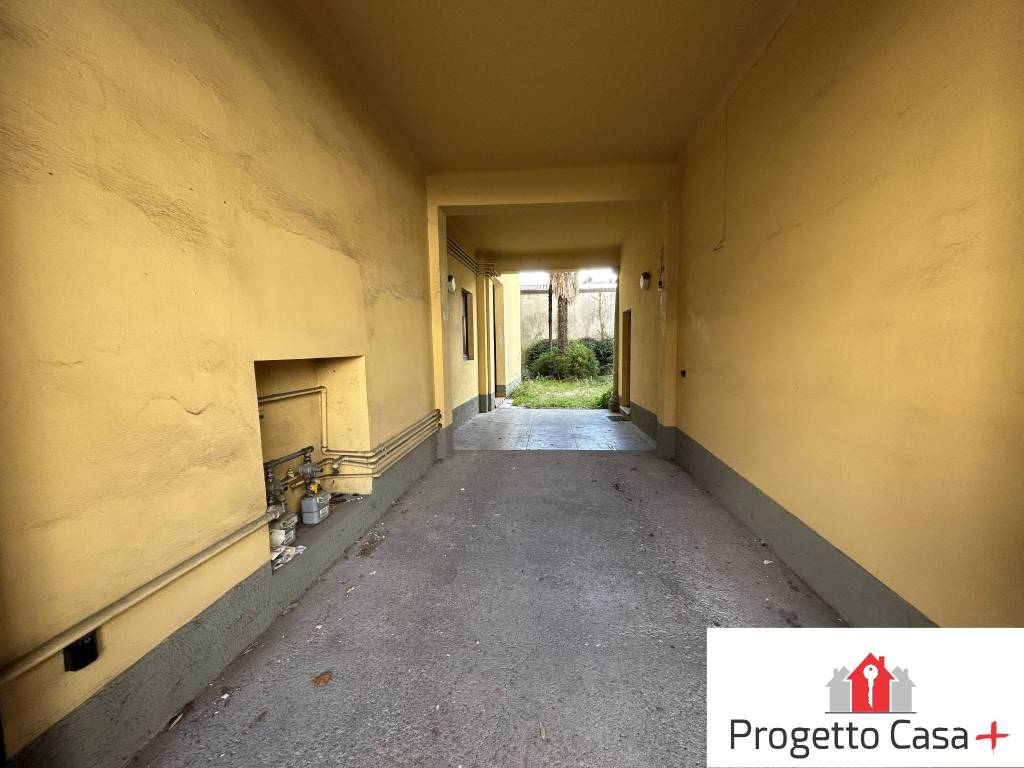 Palazzo / stabile a Carnago in Via Giuseppe Garibaldi, 5 - Foto 4