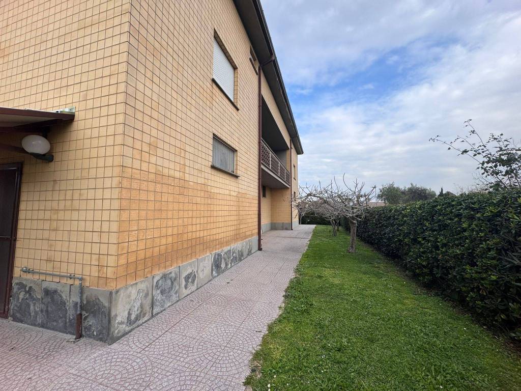 Villa a Aprilia in Via Sacco - Foto 3
