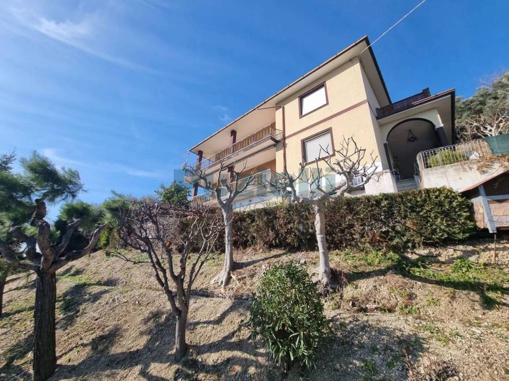 Villa a Fermo in Contrada Campiglione S.N.C. - Foto 2