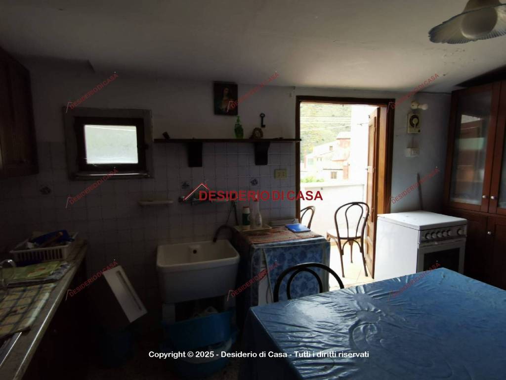 Casa indipendente a Isnello in Corso Vittorio Emanuele, 52 - Foto 2