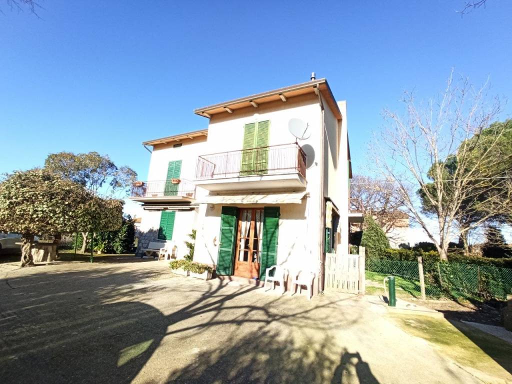 Casa indipendente a Castiglione del lago in Via Cristoforo Colombo - Foto 2