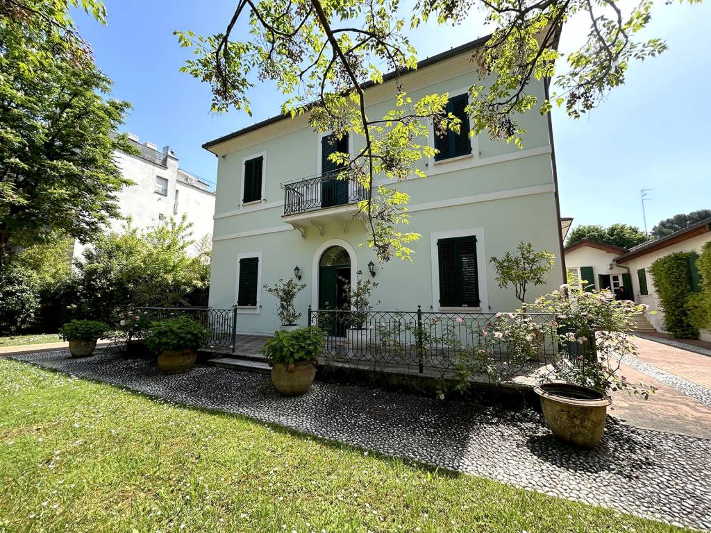 Villa a Riccione in Viale Cesare Battisti - Foto 2