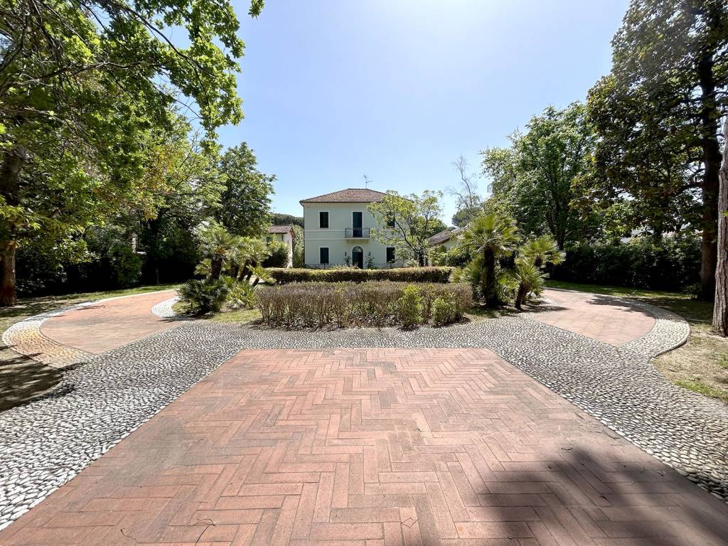 Villa a Riccione in Viale Cesare Battisti - Foto 3