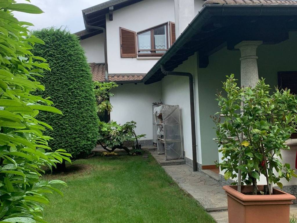 Villa a Carnago in Via Brianzola, 30 - Foto 2