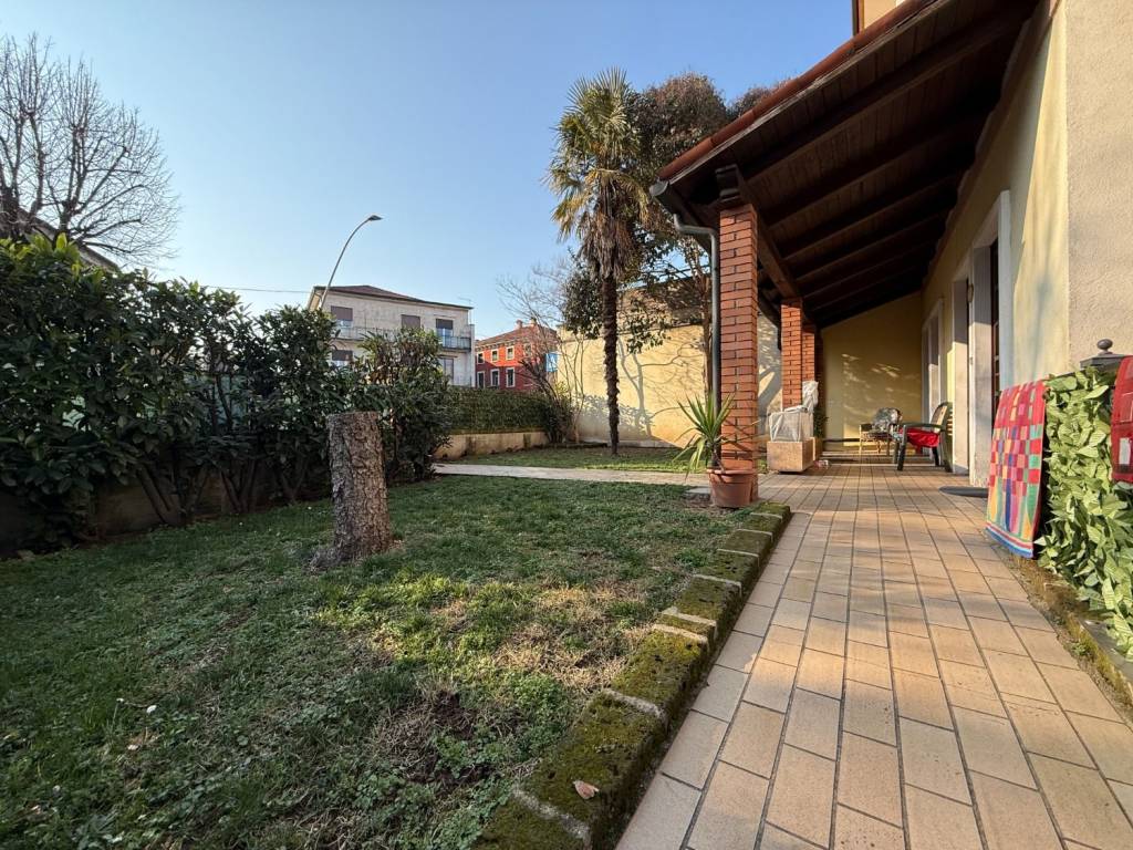 Casa indipendente a Thiene in Via Vittorio Veneto, 74 - Foto 4