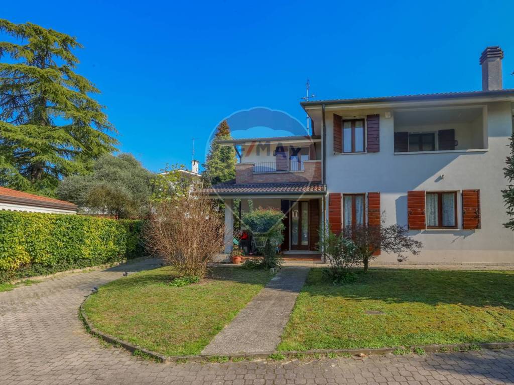 Villa a Selvazzano dentro in via Garda, 40 - Foto 2