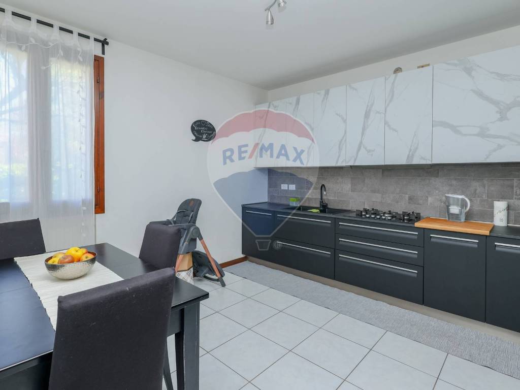 Villa a Selvazzano dentro in via Garda, 40 - Foto 4