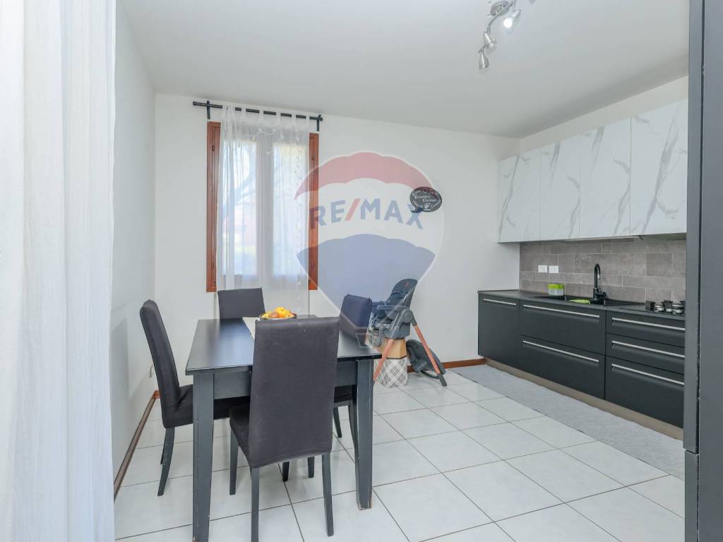 Villa a Selvazzano dentro in via Garda, 40 - Foto 5