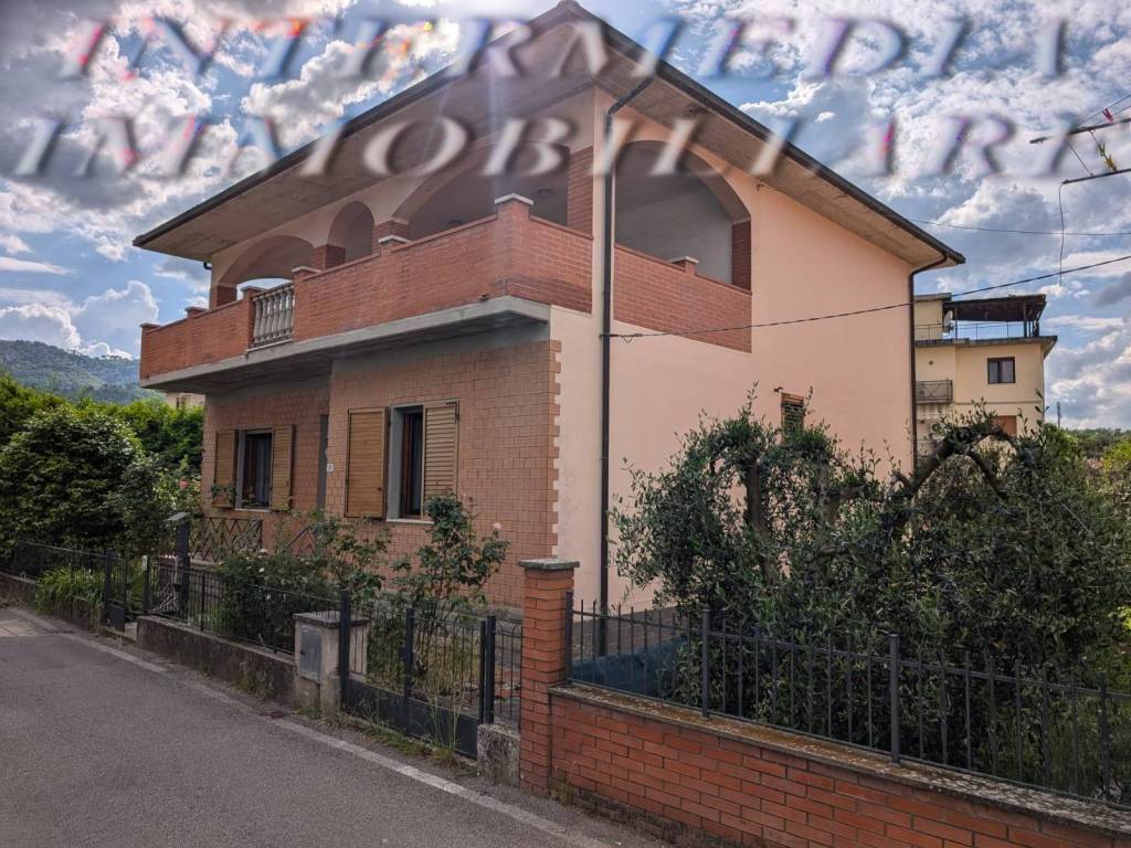 Villa a Bucine in Strada Provinciale di Mercatale - Foto 2