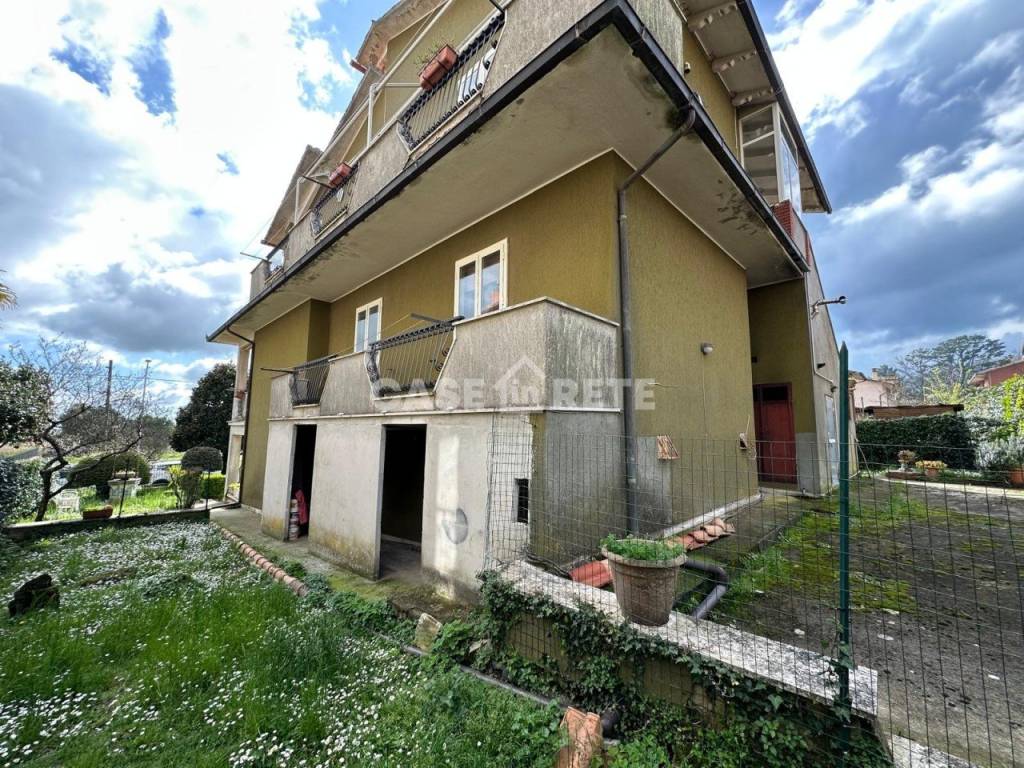 Appartamento a Valentano in via giordano starnini, 19 - Foto 2