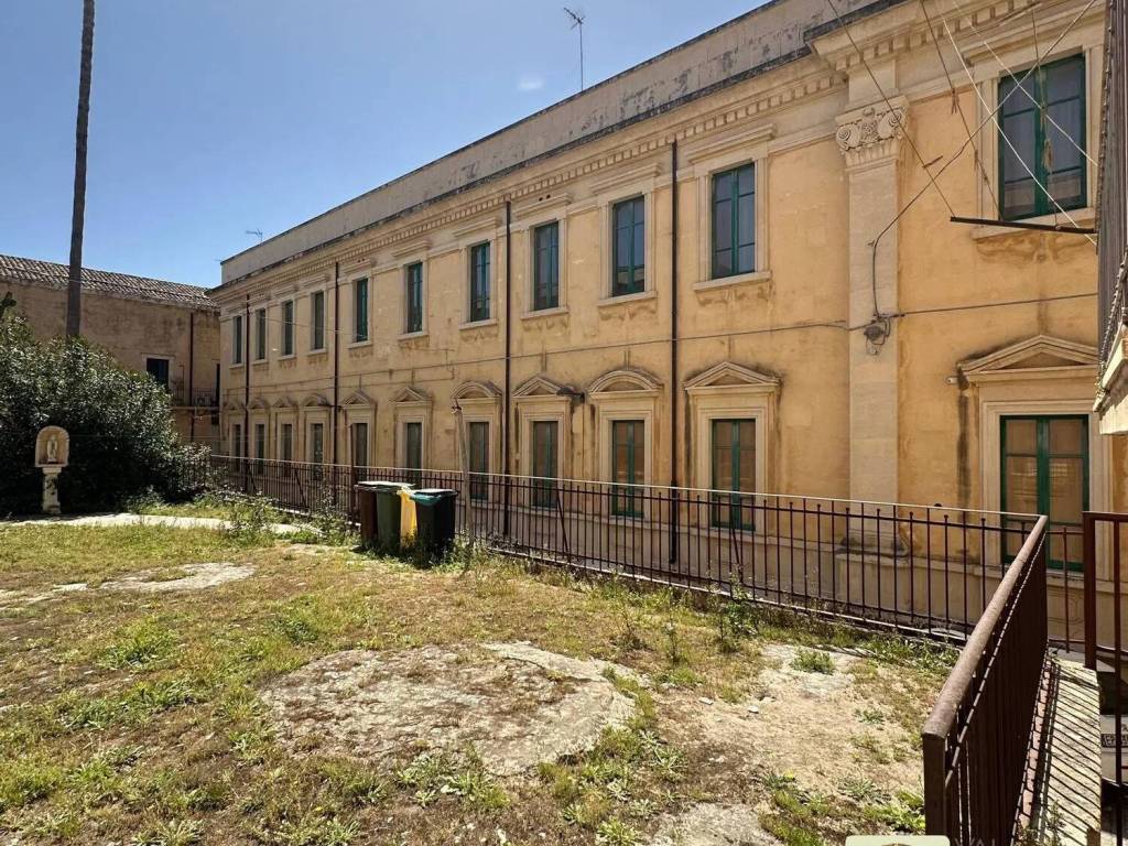 Appartamento a Noto in Via Camillo Benso Conte Di Cavour S.N.C. - Foto 3