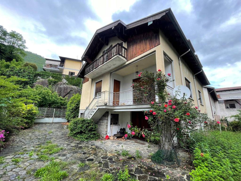 Villa a Omegna in Via Sotto Chiesa, 17 - Foto 2
