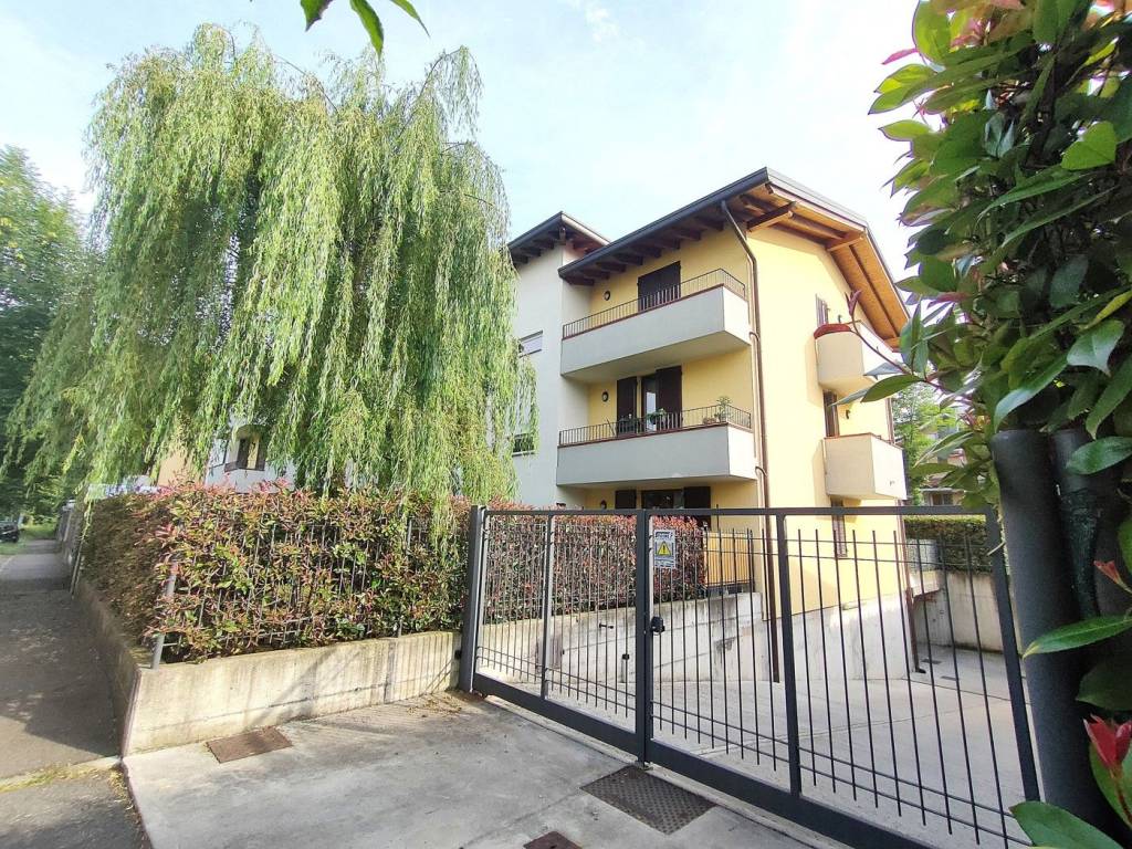 Appartamento a Caronno pertusella in via Unità d'Italia, 94 - Foto 2