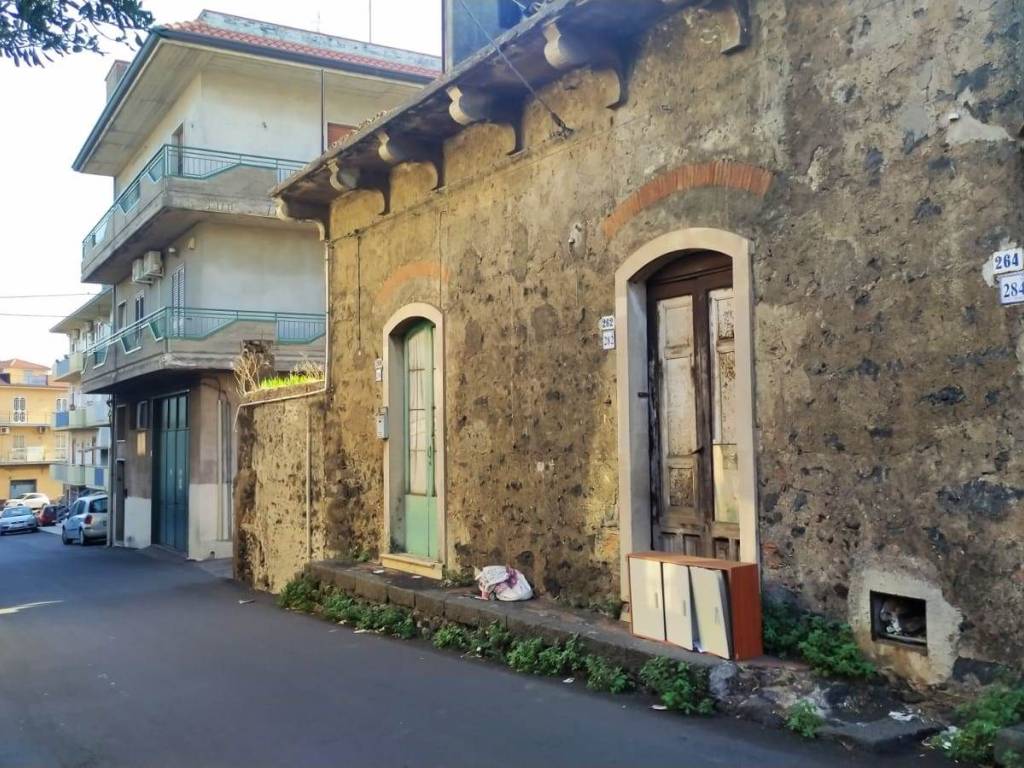 Casa indipendente a Aci catena in VIA VITTORIO EMANUELE - Foto 2