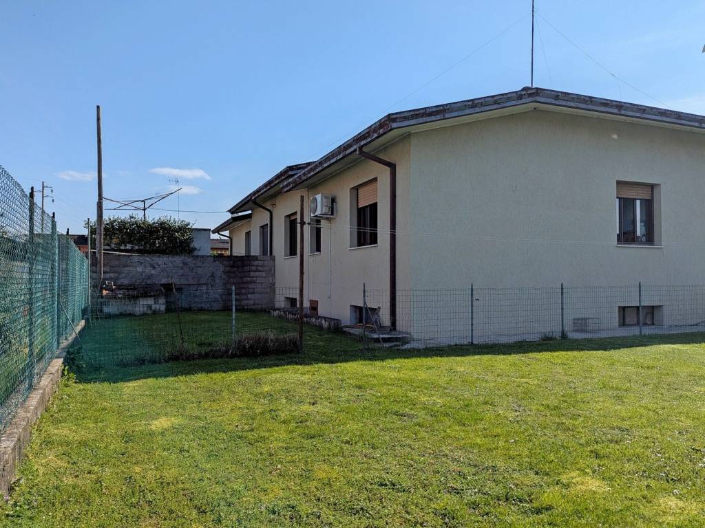 Villa a Cordenons in Via Bellasio, 102 - Foto 3