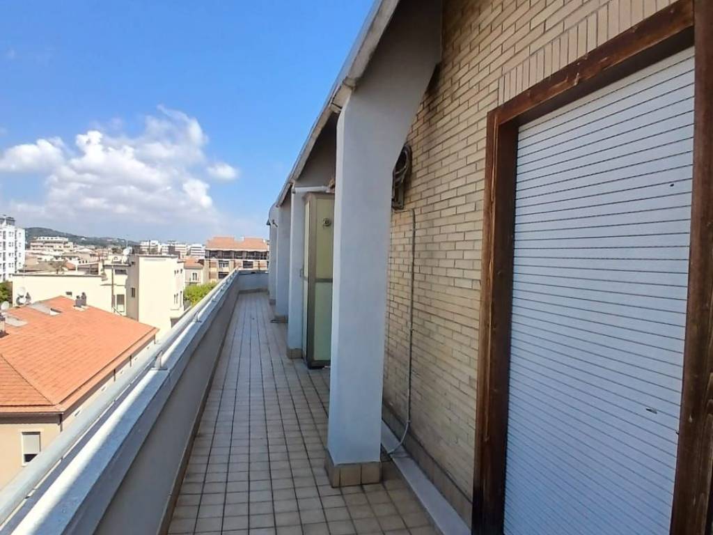 Attico / mansarda a Civitanova marche in Via Benedetto Cairoli, 26 - Foto 3