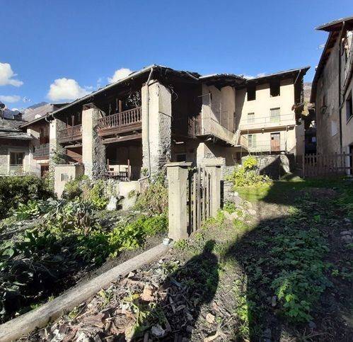 Villa a La salle in Via E. Chanoux 35 - Foto 4