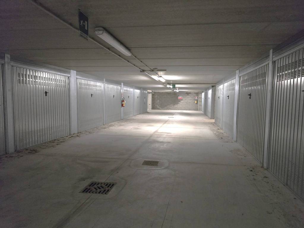 Box / garage a Desenzano del garda in Lungolago Cesare Battisti, 59 - Foto 2