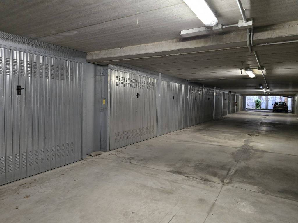 Box / garage a Desenzano del garda in Lungolago Cesare Battisti, 59 - Foto 4