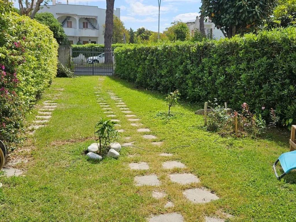 Villa a Montalto di castro in Viale Delle Vele, 33 - Foto 2