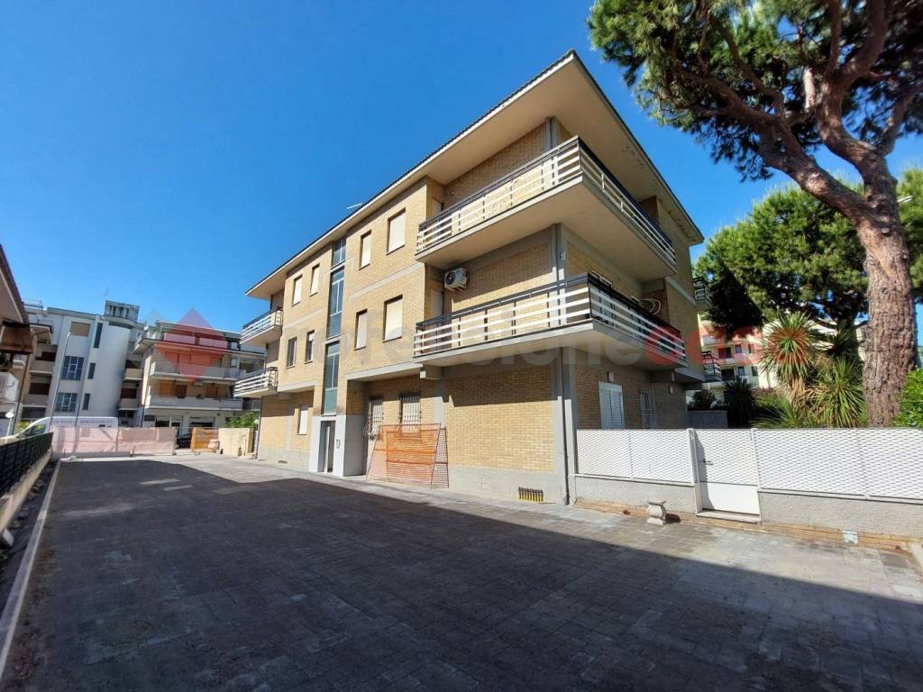 Appartamento a Alba adriatica in VIa Toscana, 22 - Foto 2