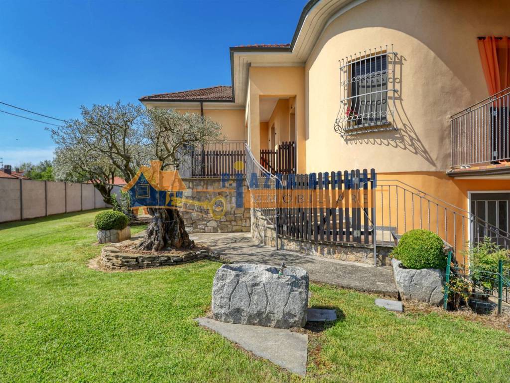 Villa a Carnago in Via Cesare Battisti - Foto 2