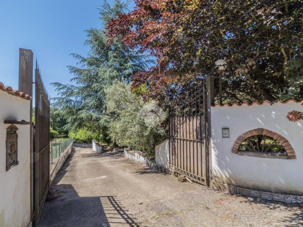 Villa a Bassano romano in LOCALIÀ VALLE QUARANTA, 9 - Foto 2
