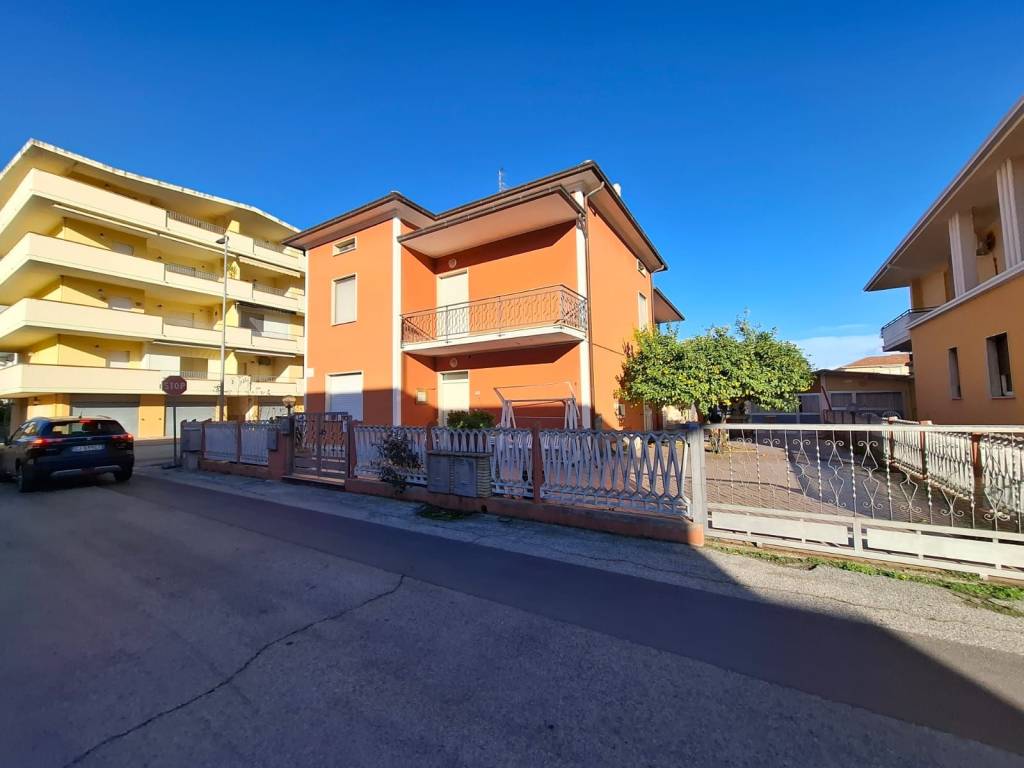Villa a Alba adriatica in Via dei Tigli - Foto 3