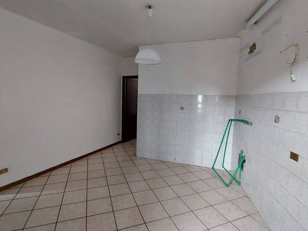 Appartamento a Borgomanero in Via Alessandro Manzoni - Foto 2