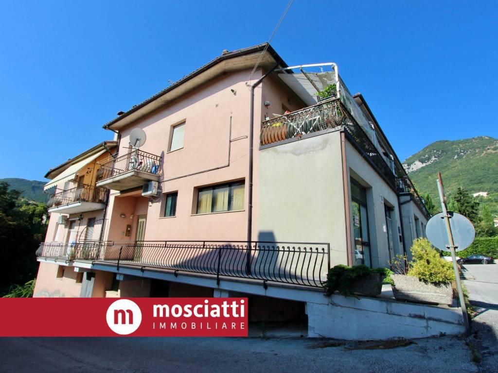 Appartamento a Esanatoglia in via Roma - Foto 2