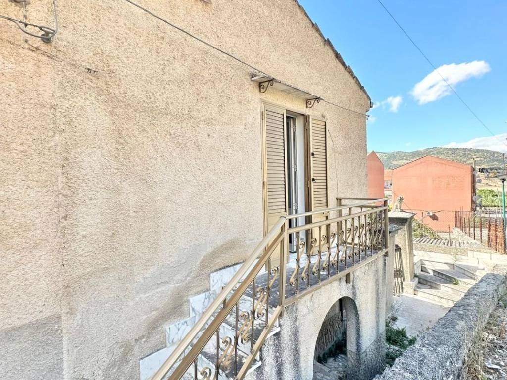 Villa a Palazzo adriano in Via Madonna dei Miracoli - Foto 2