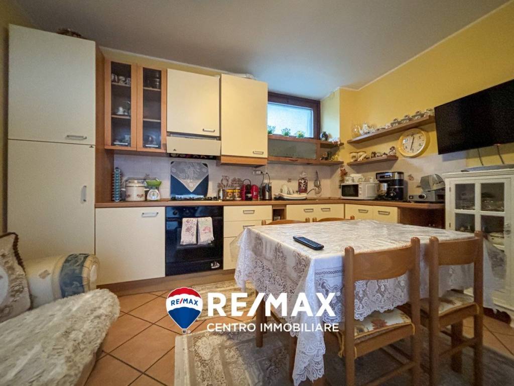 Appartamento a Besano in Via I. Volpi - Foto 4