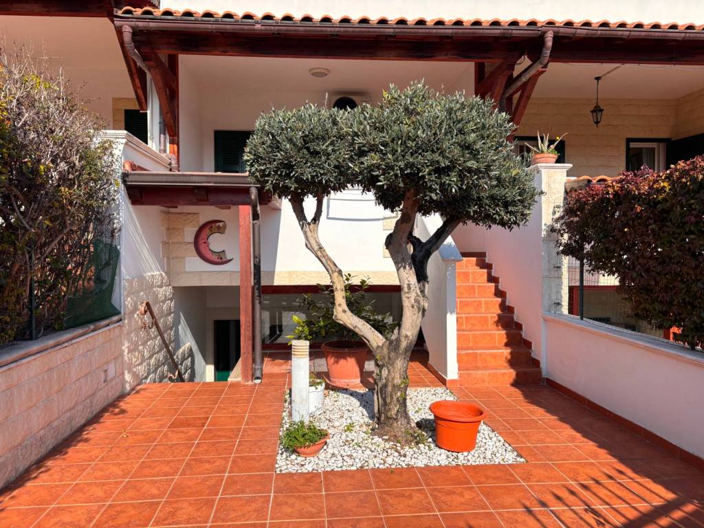 Villetta a schiera a Bari in CONTRADA SCIZZO BORGO REGINA N.131 - Foto 2