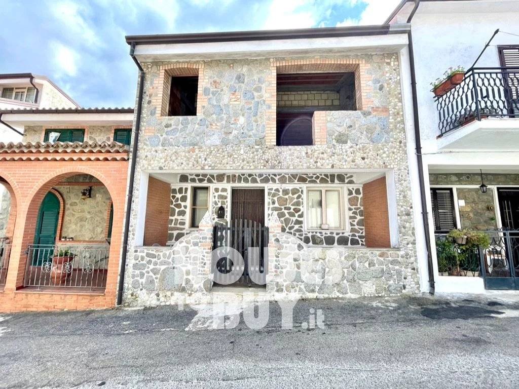 Villetta a schiera a Carfizzi in via Camillo Benso Conte di Cavour, 16. - Foto 2