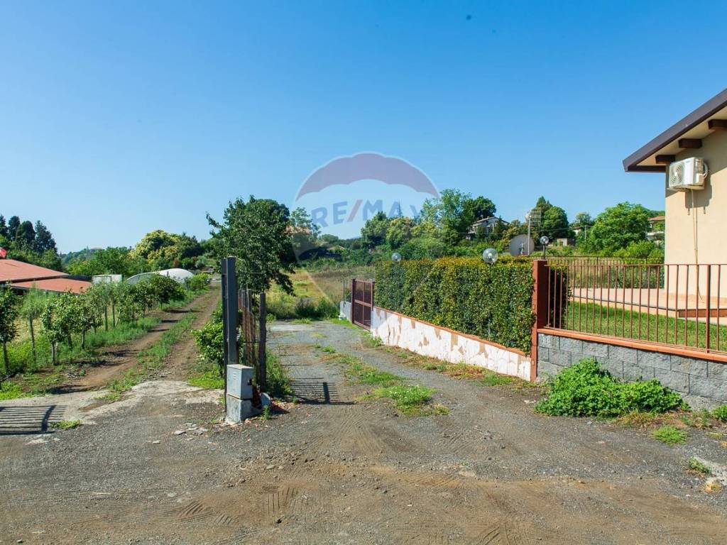 Terreno a Zafferana etnea in Via Armando Diaz, 206 - Foto 2