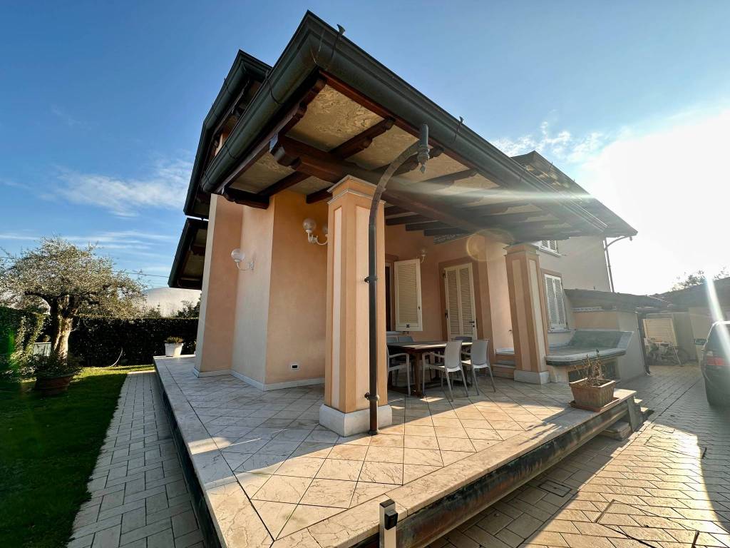 Villa a Pietrasanta in Via Giuseppe Ungaretti - Foto 4