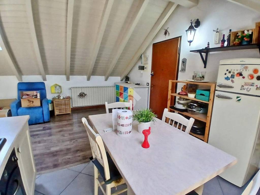 Appartamento a Cadrezzate con osmate in largo VIA verdi, 44 - Foto 2