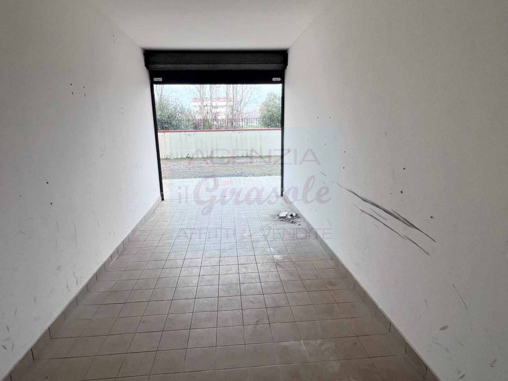 Box / garage a Alba adriatica in Via Ercole Falò, 15 - Foto 2